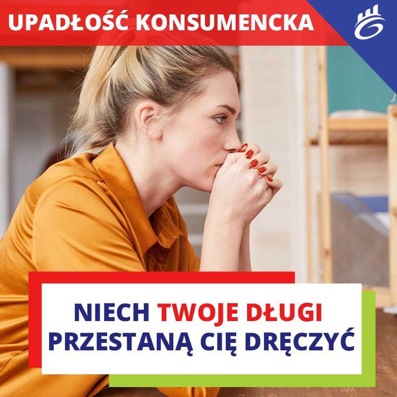 Zamyślona kobieta z dłońmi pod brodą, siedząca w pomieszczeniu z drewnianym regałem, obok tekst graficzny z hasłem o długach.