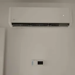 Montaż :Klimatyzacja Konsi Risou 5,1 kW Na życzenie klienta jednostka zewnętrzna jest postawiona na wsporniku.