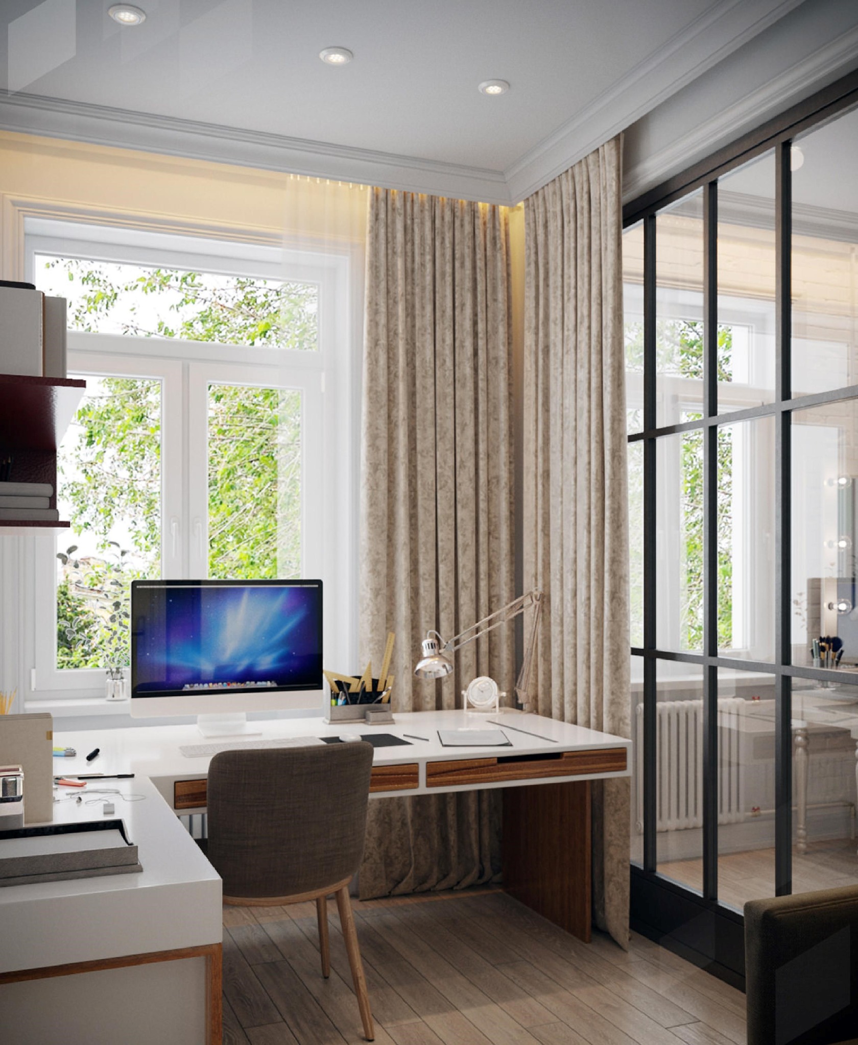 Jasne, nowoczesne biuro domowe z dużym oknem i zasłonami w odcieniach beżu, biurko z białym blatem i drewnianymi elementami, designerska lampka i komputer iMac.