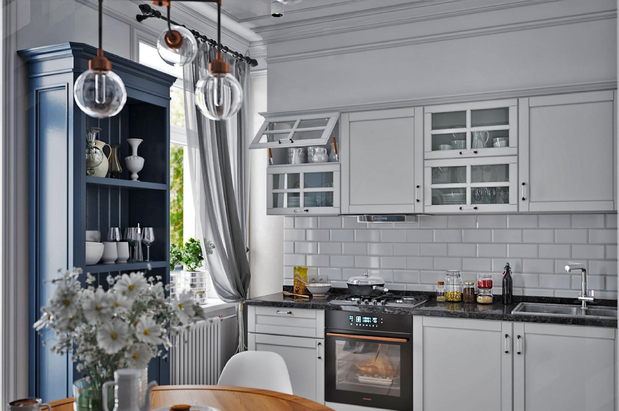 Jasna kuchnia w stylu klasycznym z szarymi płytkami na ścianie, drewnianym blatem, niebieskim regałem i wiszącymi lampami z okrągłymi żarówkami. W tle widoczne okno z zasłoną i rośliną.
