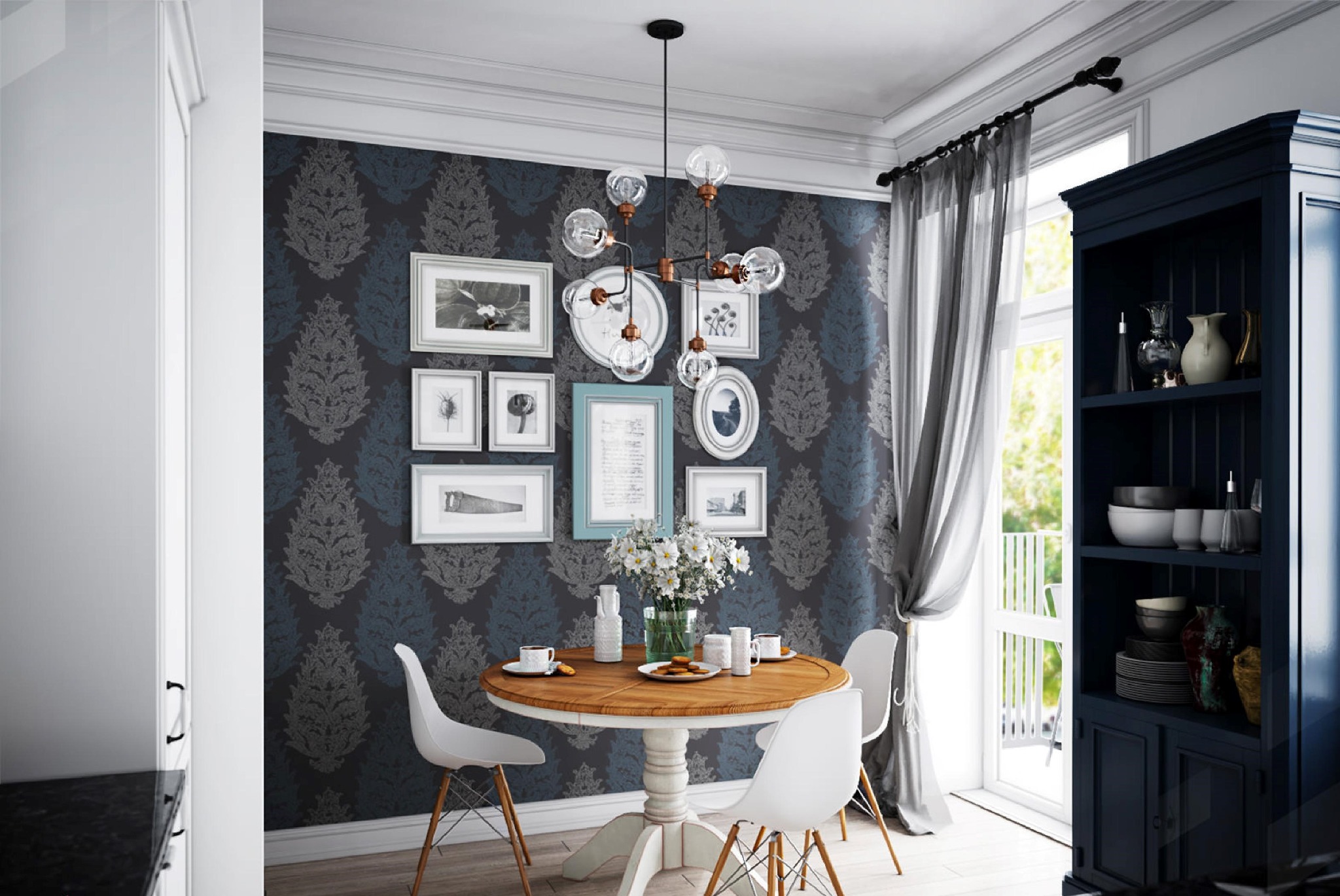 Jadalnia z okrągłym drewnianym stołem, białymi krzesłami, wzorzystą tapetą w odcieniach szarości i niebieskiego, oraz kolekcją ramek na ścianie. Nowoczesny żyrandol z przezroczystymi kulami...