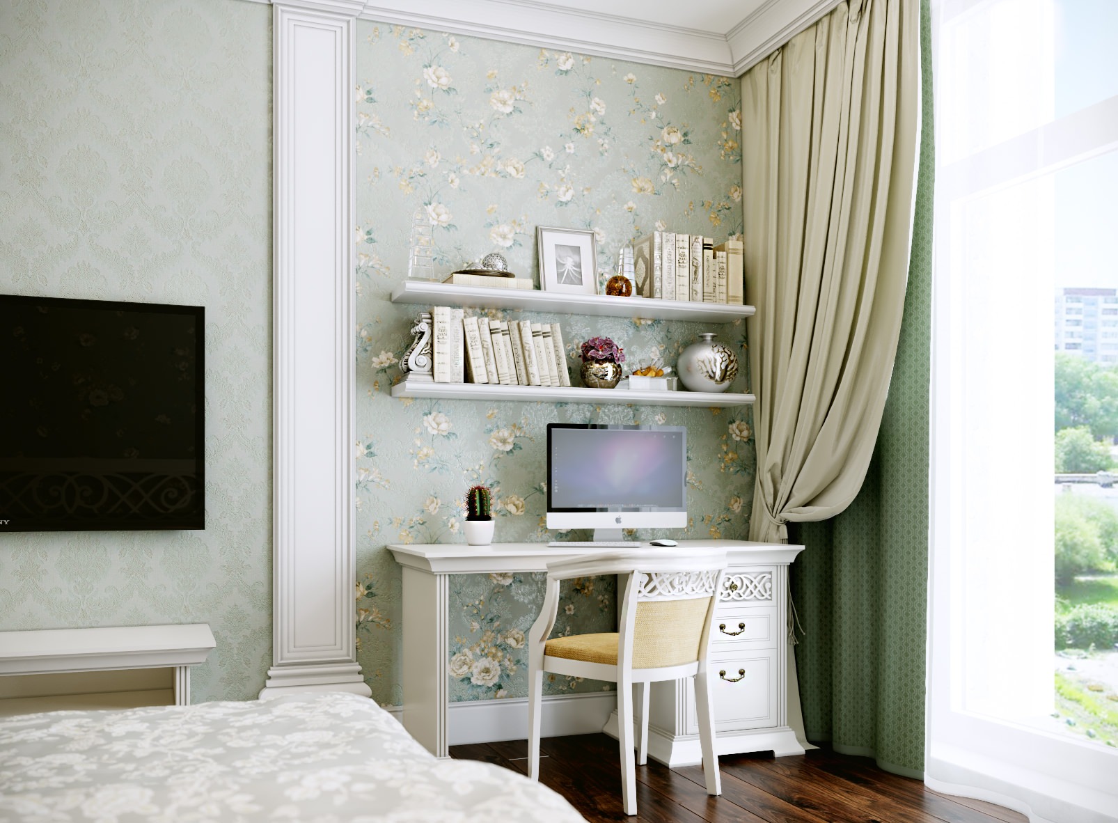 Elegancki pokój z tapetą w kwiaty, białym biurkiem i krzesłem, półkami z książkami i dekoracjami, oraz oknem z widokiem na zieleń, oświetlony naturalnym światłem.