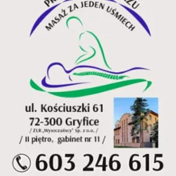 Logo Pracowni Masażu 'Masaż za Jeden Uśmiech' w Gryficach, przedstawiające stylizowaną sylwetkę osoby poddawanej masażowi kręgosłupa, adres, zdjęcie budynku oraz dane kontaktowe.