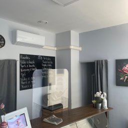 AGood Clima Aleksander Gorgolewski - Wnętrze sklepu mięsnego z zamontowaną klimatyzacją typu split na ścianie, widoczna tablica z menu, lada chłodnicza i elementy dekoracyjne.