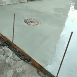 Wylewka betonowa w Sierakowicach, z widocznym włazem kanalizacyjnym i wystającymi prętami zbrojeniowymi, przygotowana pod dalsze prace.