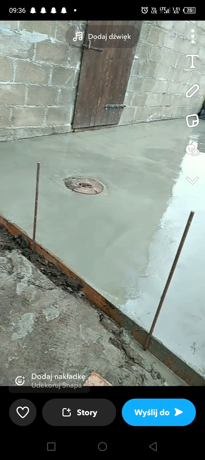 Wylewka betonowa w Sierakowicach, z widocznym włazem kanalizacyjnym i wystającymi prętami zbrojeniowymi, przygotowana pod dalsze prace.