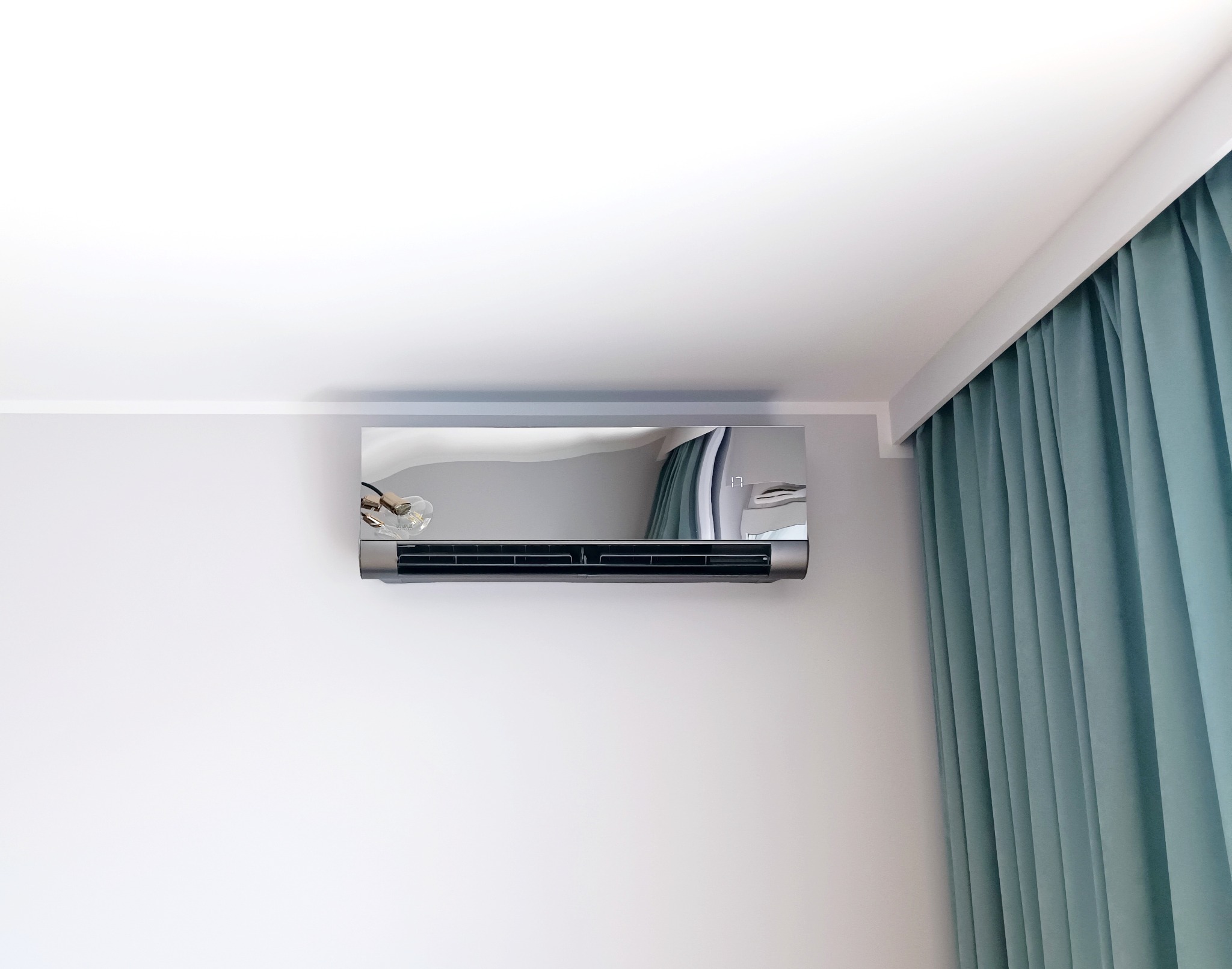 Nowoczesny, srebrny klimatyzator zamontowany na białej ścianie w pomieszczeniu z turkusowymi zasłonami, widoczny wyświetlacz temperatury ustawionej na 17 stopni.