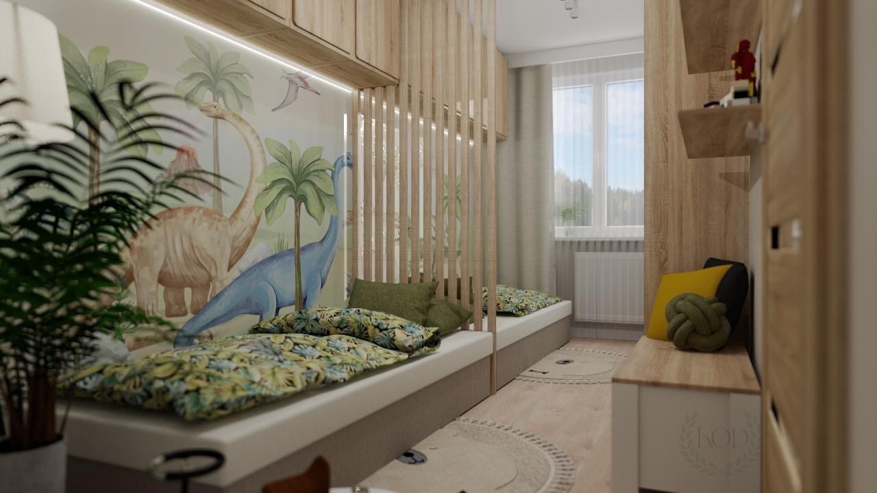 Pokój dziecięcy z dwoma łóżkami oddzielonymi drewnianą przegrodą, na ścianie tapeta z motywem prehistorycznym, rośliny w doniczce w rogu pokoju.
