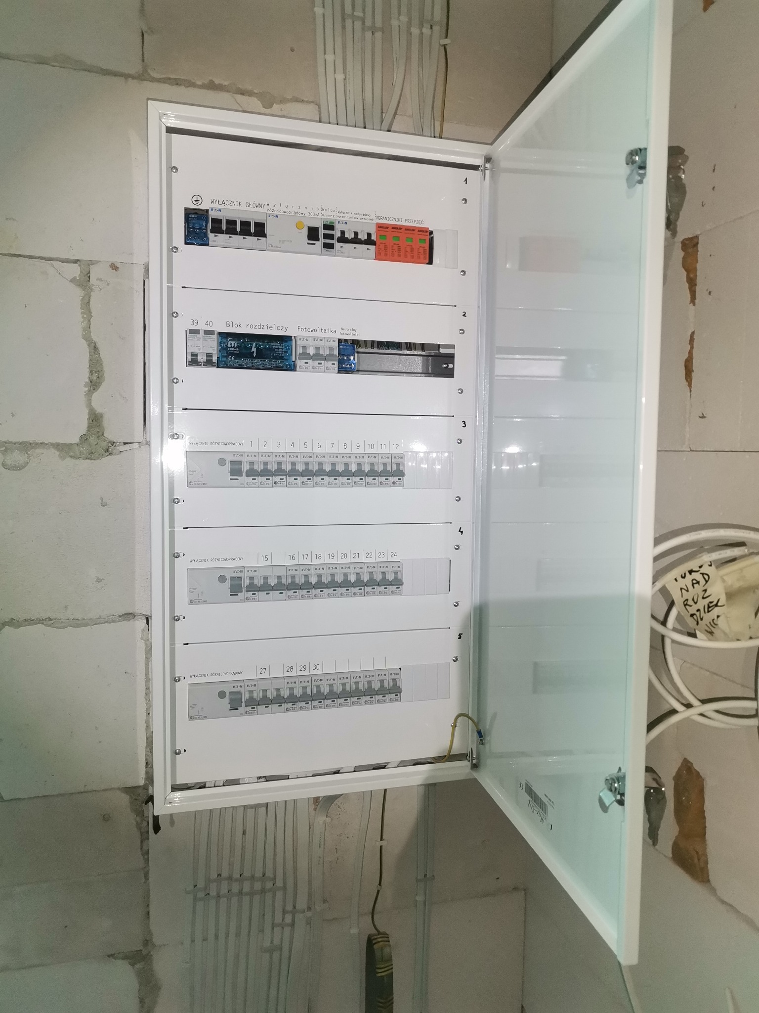 Naklejki z podpisami modułów z drukarki do etykiet