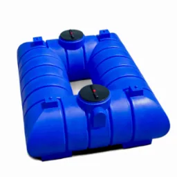 Niebieski, dwukomorowy zbiornik z tworzywa sztucznego z dwoma czarnymi włazami na białym tle, widok z góry pod kątem.