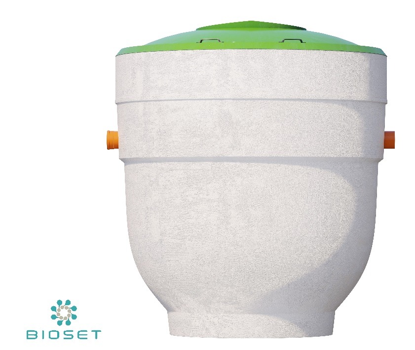 Szambo betonowe BioSet z zieloną pokrywą, widok z przodu, z pomarańczowymi przyłączami. Teksturowana powierzchnia zbiornika. Minimalistyczne tło.