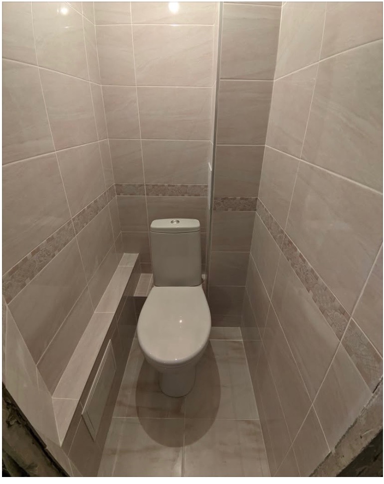 Wykończona toaleta z beżowymi płytkami i półką w Maszewie Lęborskim. Widok na sedes i detale wykończenia ścian. Estetyczne i funkcjonalne rozwiązanie.