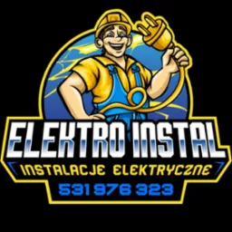 Kreskówkowy wizerunek elektryka w kasku trzymającego wtyczkę, logo firmy 'Elektro Instal' z numerem telefonu na czarnym tle z niebieskimi błyskawicami.