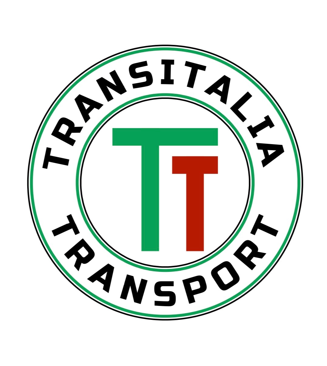 Okrągłe logo firmy transportowej Transitalia Transport z dwoma literami T: zieloną i czerwoną.