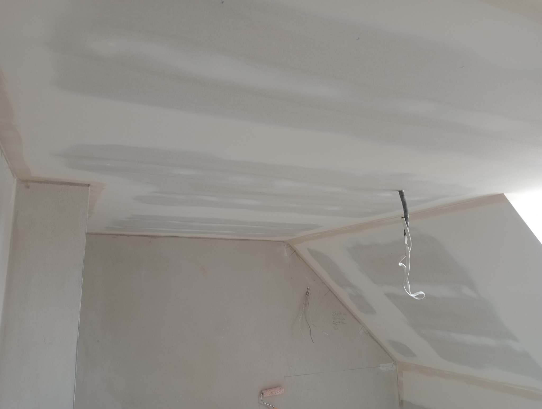 Gładź gipsowa na ścianach i suficie poddasza w Hoczew, widoczne przewody elektryczne i ślady po wałku malarskim.