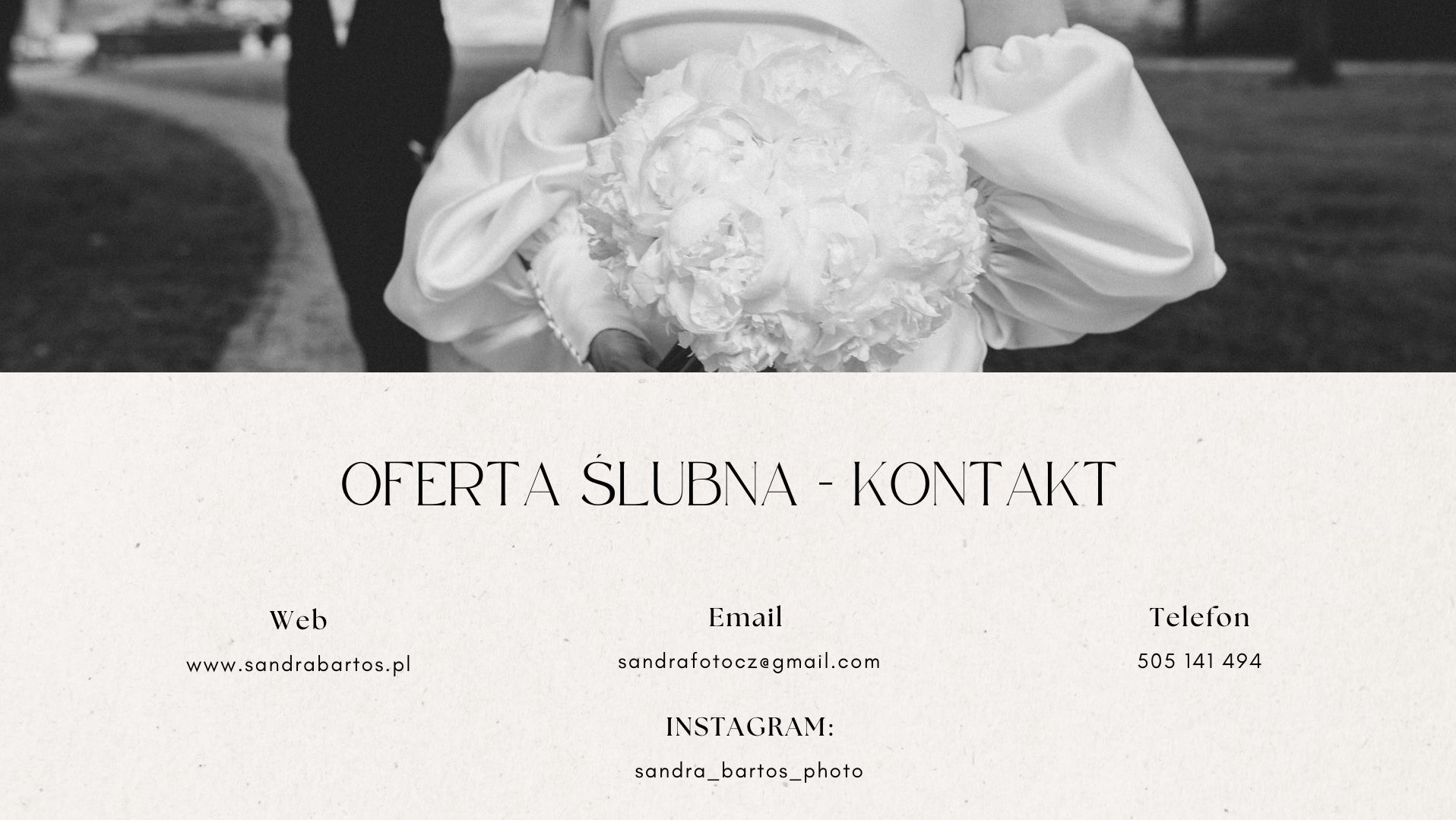 Czarno-białe zbliżenie panny młodej trzymającej duży bukiet z białych kwiatów, widoczne fragmenty sukni i sylwetka pana młodego w tle, poniżej tekst 'Oferta ślubna - Kontakt' oraz dane kontaktowe...