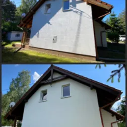 Dom jednorodzinny z jasną elewacją po odświeżeniu, widoczne detale wykończenia dachu i orynnowania w kolorze brązowym, zielone otoczenie.