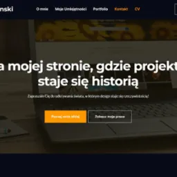 Laptop z otwartą stroną portfolio projektanta stron internetowych z Rzeszowa, tablet graficzny i rysik obok.