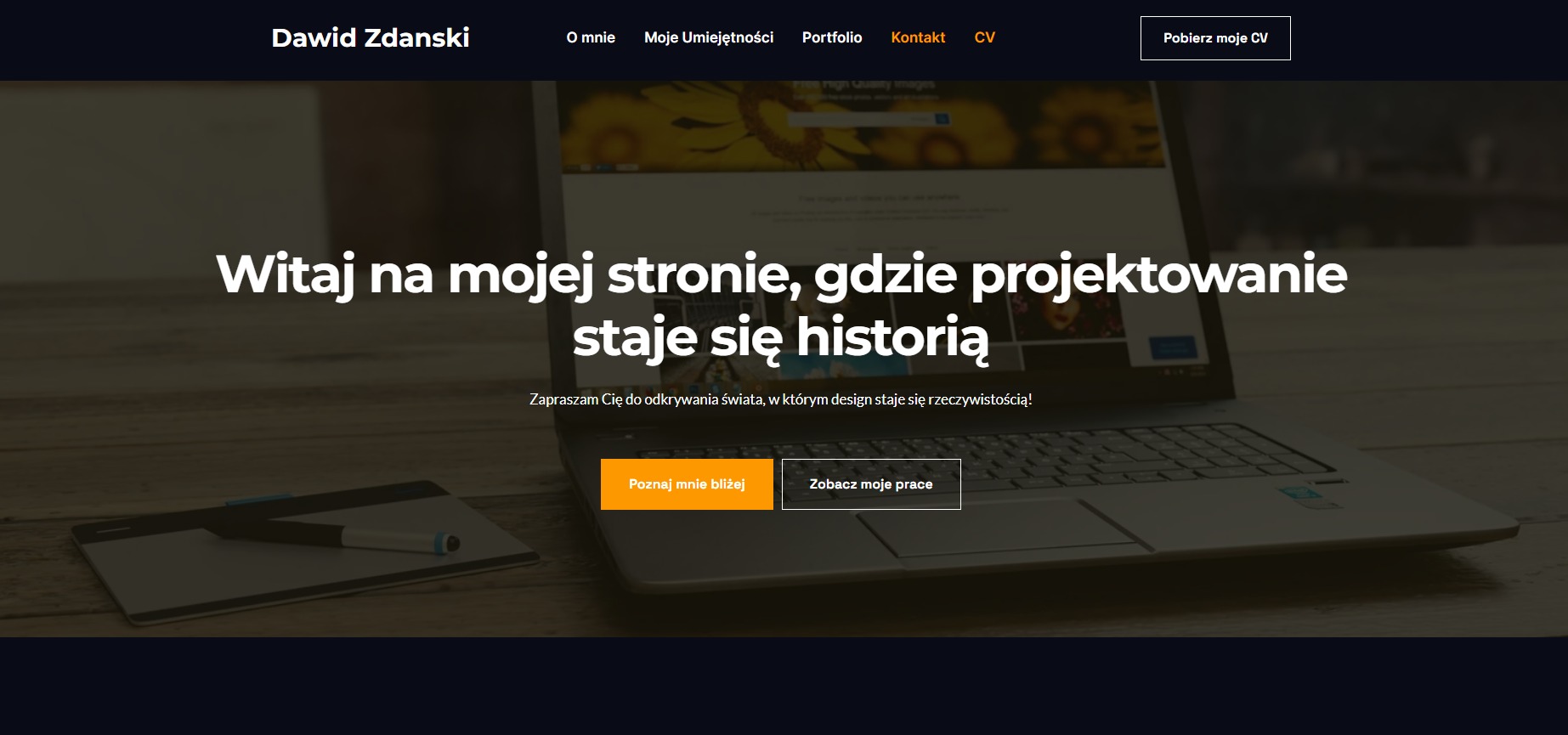 Laptop z otwartą stroną portfolio projektanta stron internetowych z Rzeszowa, tablet graficzny i rysik obok.