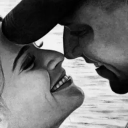 Czarno-biały rysunek ołówkiem przedstawiający zbliżenie twarzy uśmiechniętej kobiety i mężczyzny w czapce z daszkiem, na tle delikatnie zarysowanej wodnej powierzchni.