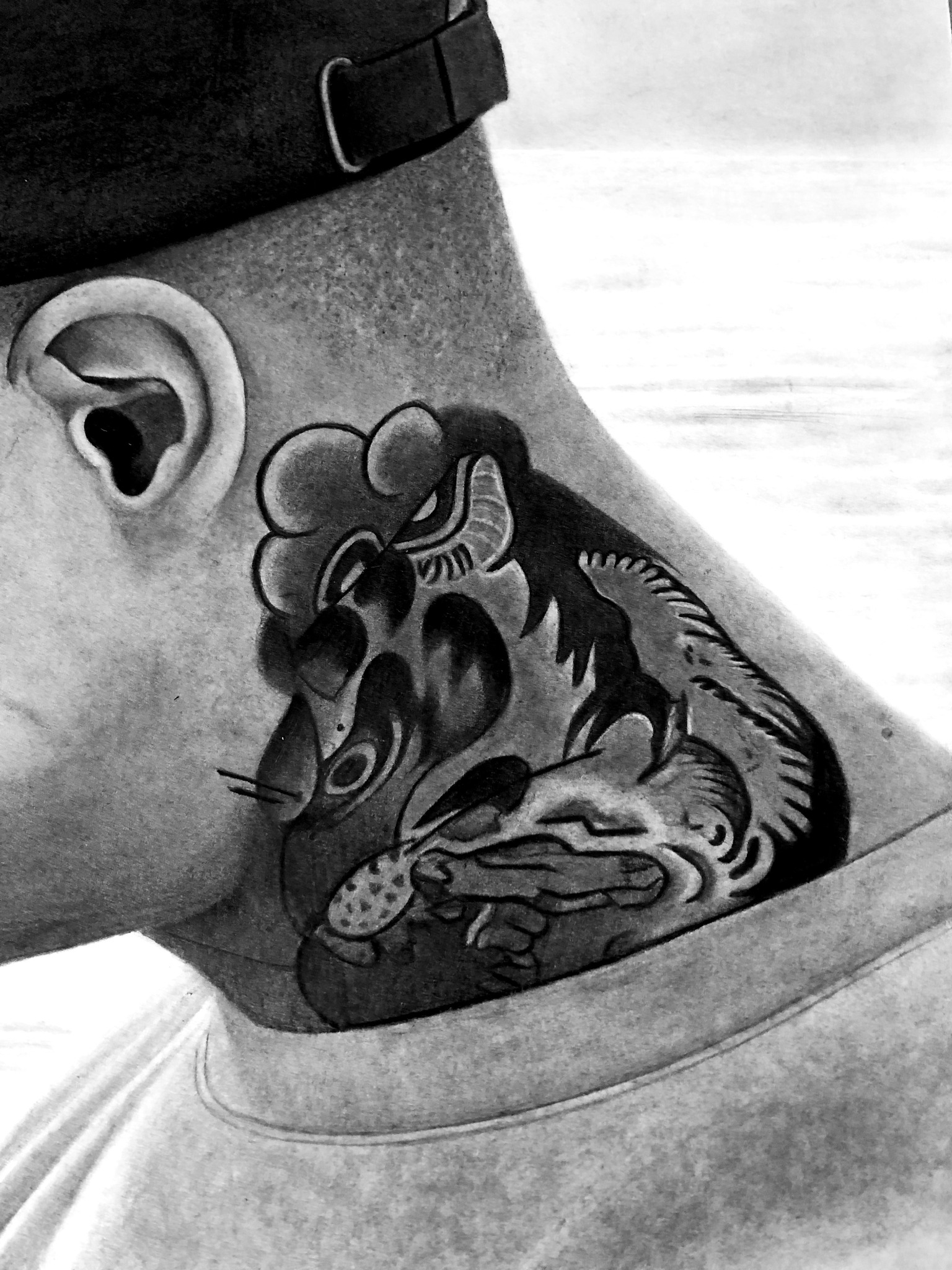 Czarno-białe zdjęcie tatuażu węża na szyi mężczyzny w czapce, widoczne ucho i fragment koszulki.