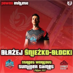 Proces Błażej Śnieżko-Błocki - Mężczyzna w koszulce Workout Competition prezentujący się na tle plakatu Street Workout Summer Games Gdynia 2021