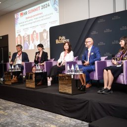 KAROLINA STELLA FLOW PHOTO - Panel dyskusyjny HR Summit 2024 w Łodzi, z udziałem ekspertów i logo Puls Biznesu w tle, moderowany przez Kingę Jurgę.