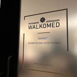 Szklane drzwi wejściowe do gabinetu Walkomed z napisem 'Gabinet Kosmetologii Estetycznej' i adresem strony internetowej.