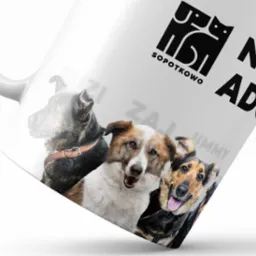 Projekt graficzny kubka z wizerunkami trzech psów i logo schroniska Sopotkowo, prezentowany pod kątem na białym tle.