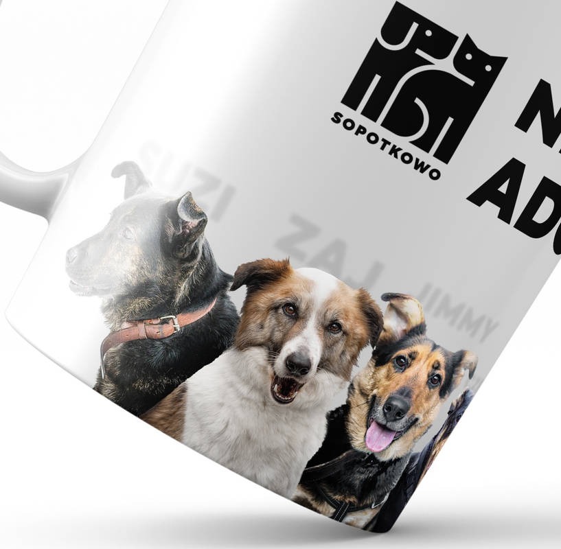 Projekt graficzny kubka z wizerunkami trzech psów i logo schroniska Sopotkowo, prezentowany pod kątem na białym tle.