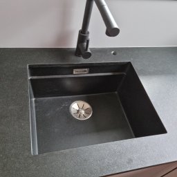 MEBLOTER Paweł Trytek - Czarny, granitowy zlew Blanco z baterią w kuchni, widok z góry. Minimalistyczny design, nowoczesne wykończenie blatu.