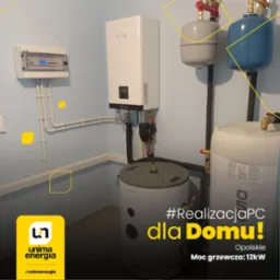 Kompletna kotłownia z urządzeniem grzewczym NETSU, zbiornikiem buforowym ROTENSO i zasobnikiem CWU, instalacja w pomieszczeniu technicznym z szarymi płytkami podłogowymi i niebieskimi ścianami.