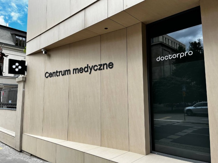 Elewacja budynku centrum medycznego z napisem 'Centrum medyczne' i logo 'doctorpro' na drzwiach wejściowych.