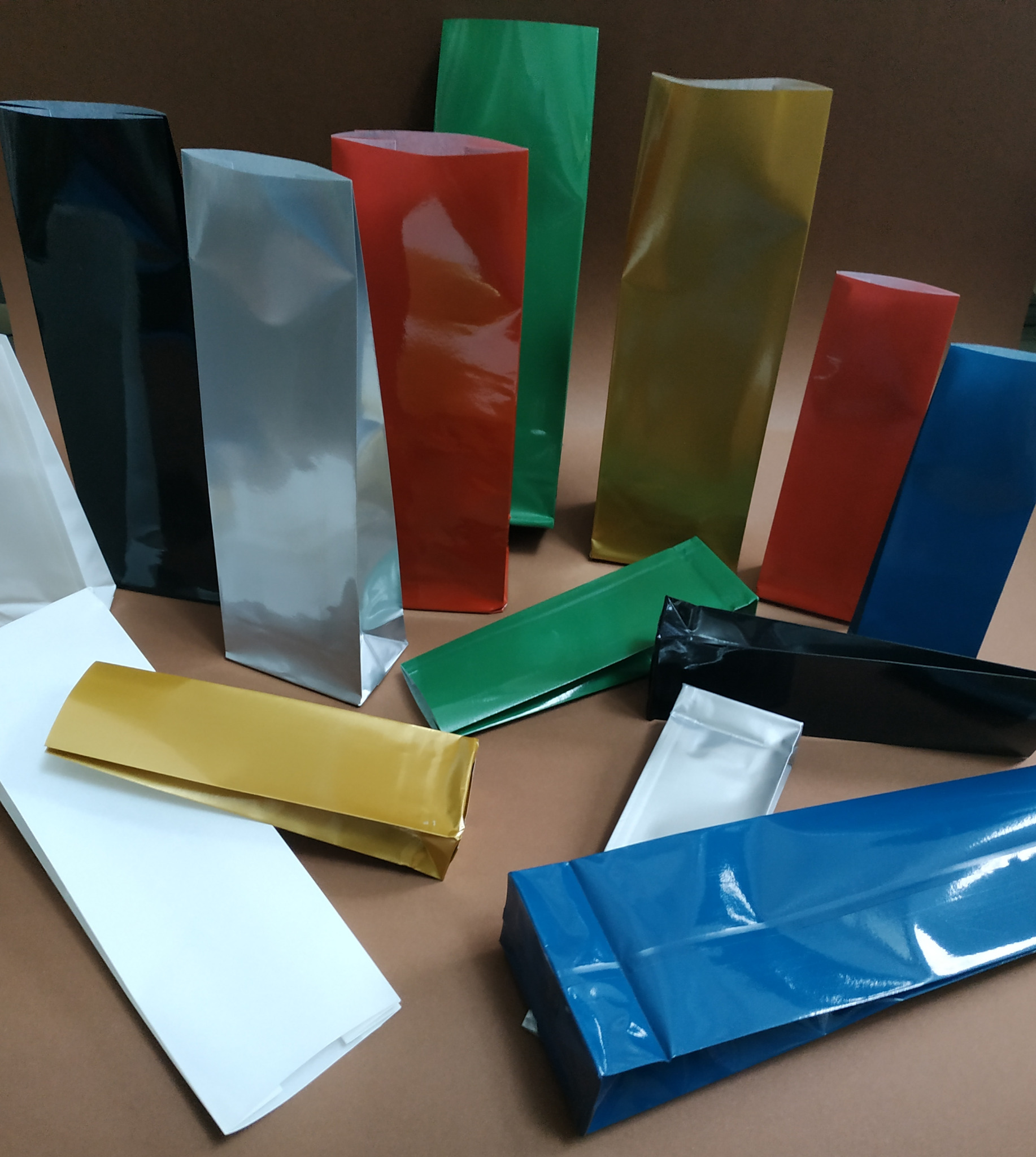 Woreczki i torebki foliowe wielowarstwowe laminowane kolorowe i złote ze stojącym dnem