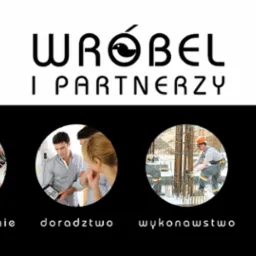 Logo firmy Wróbel i Partnerzy przedstawiające projektowanie, doradztwo, wykonawstwo i nadzory budowlane w okrągłych miniaturkach.