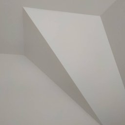 Usługi remontowe Tomasz Stańczyk - Białe ściany i sufit po malowaniu, widoczne ostre krawędzie i kąty, minimalizm w architekturze wnętrza.