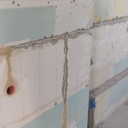 Instalacja podtynkowa zasilania gniazd i włączników oświetleniowych