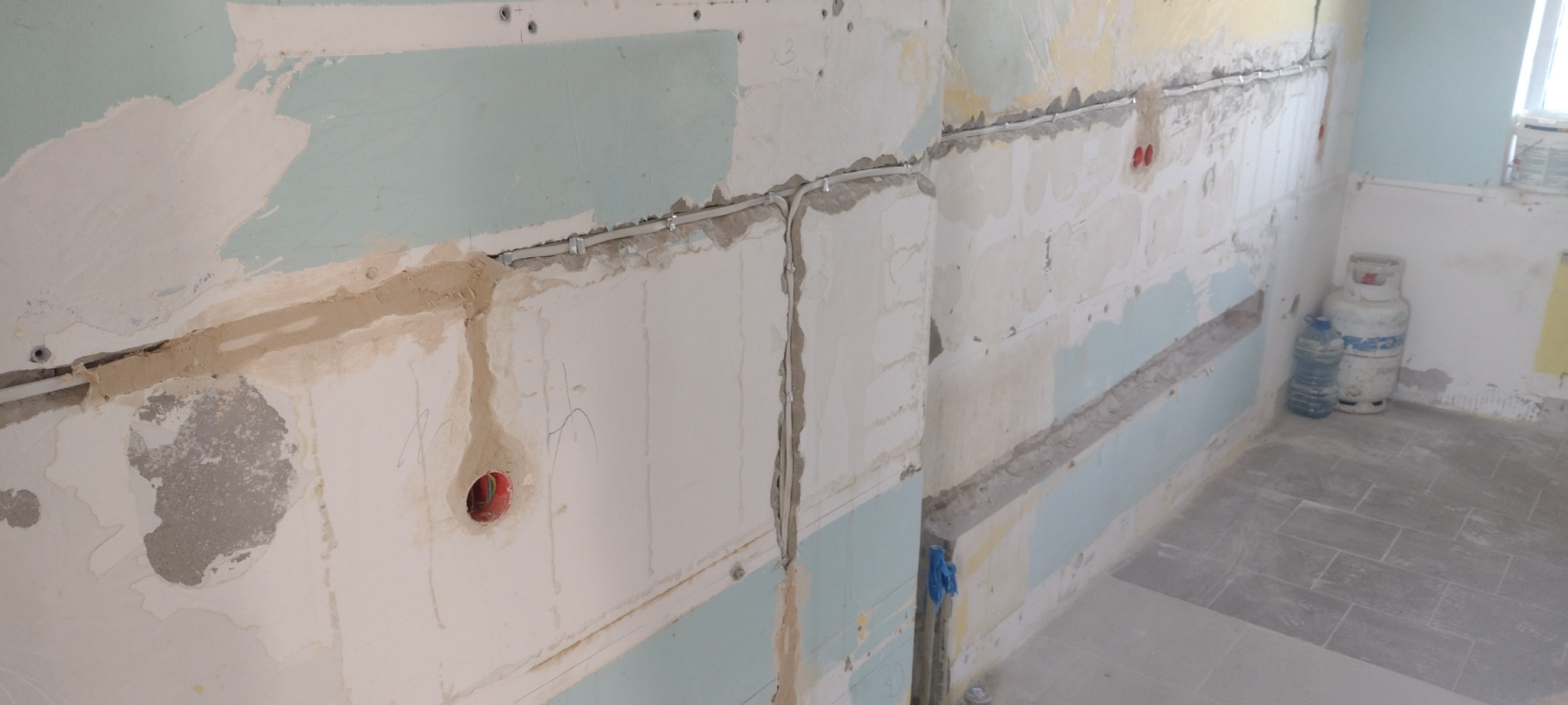 Instalacja podtynkowa zasilania gniazd i włączników oświetleniowych