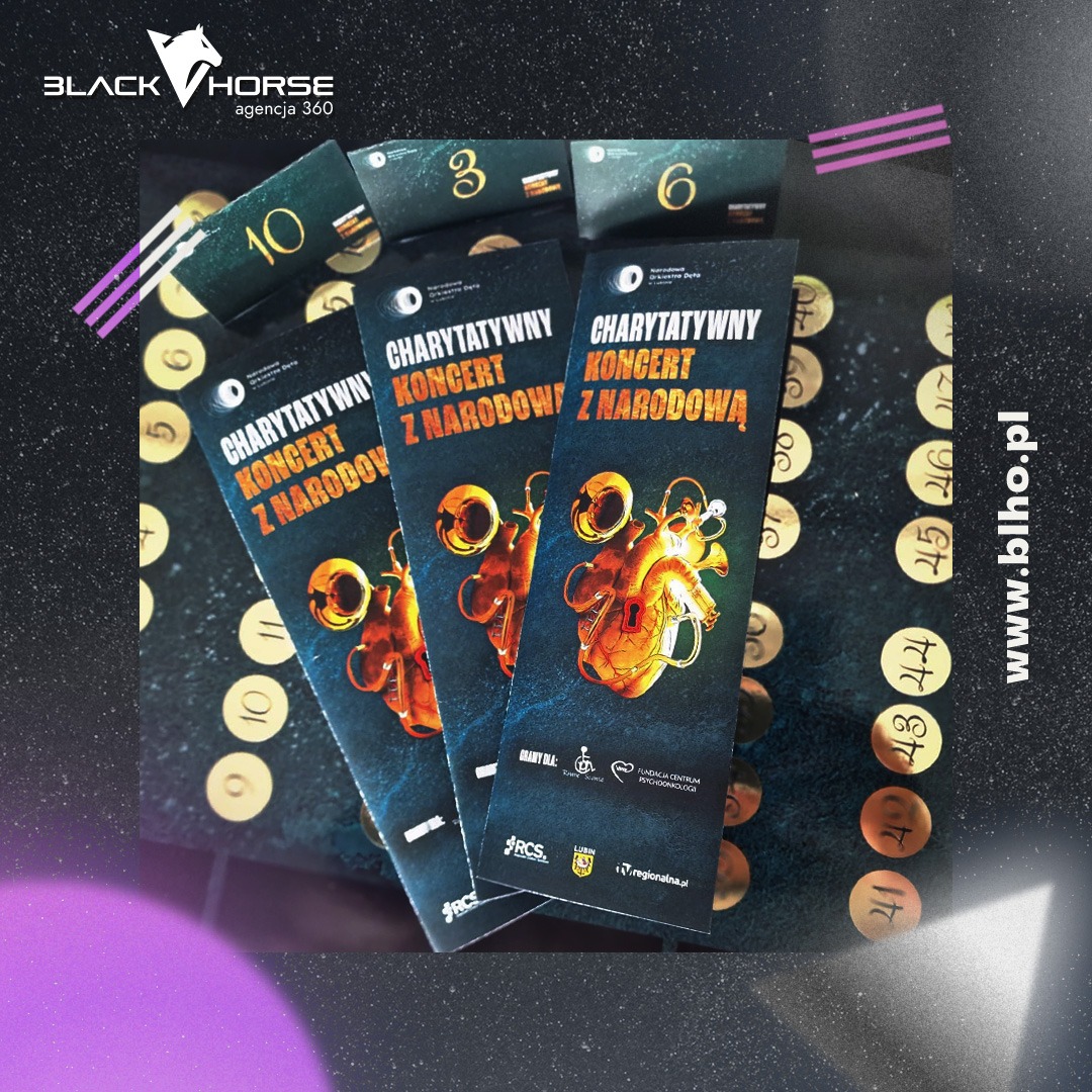 Trzy wizualnie identyczne, pionowe materiały reklamowe z grafiką złotego serca połączonego z instrumentami dętymi, leżące na ciemnym tle z numeracją.