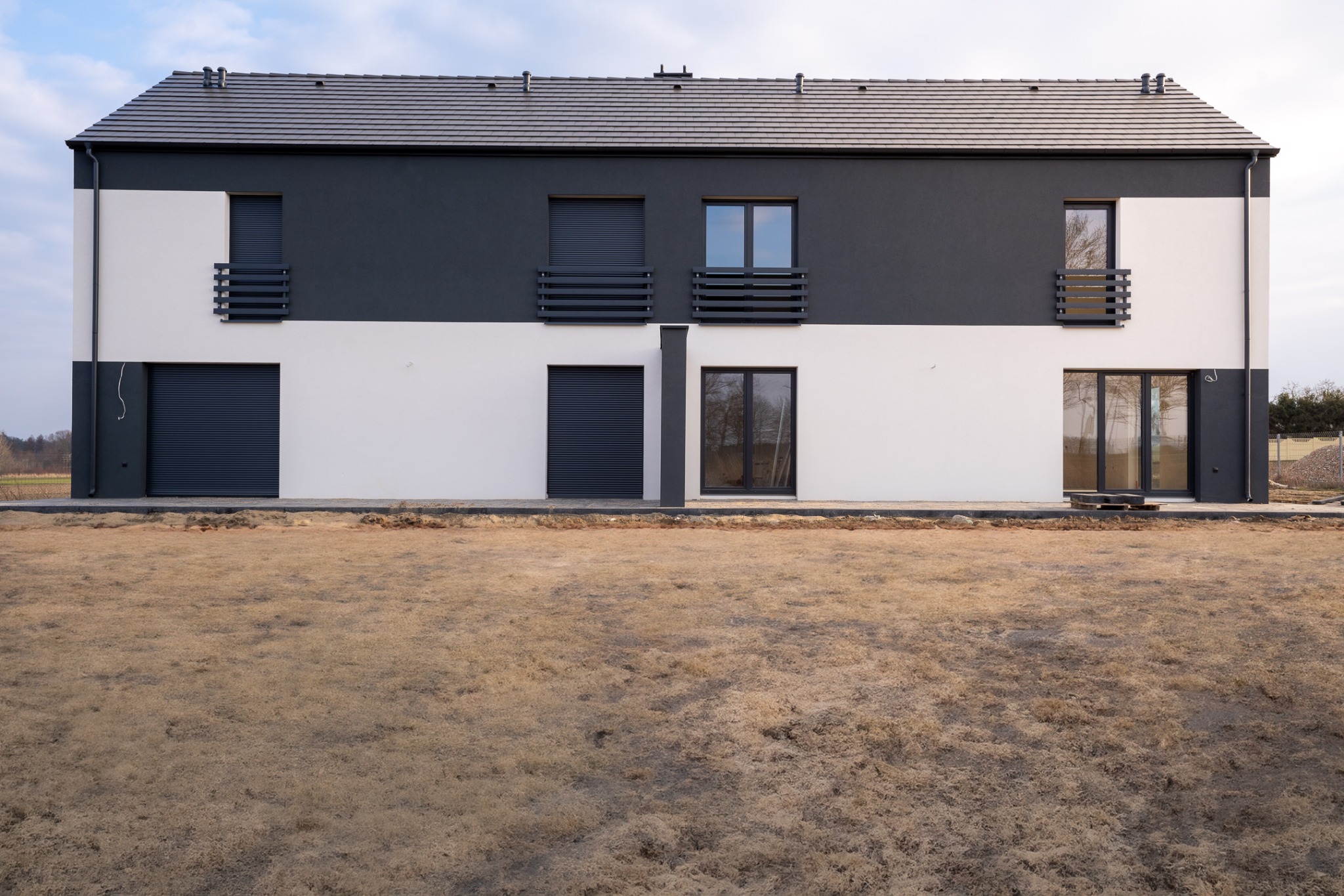 Zdjęcia domu w stanie deweloperskim