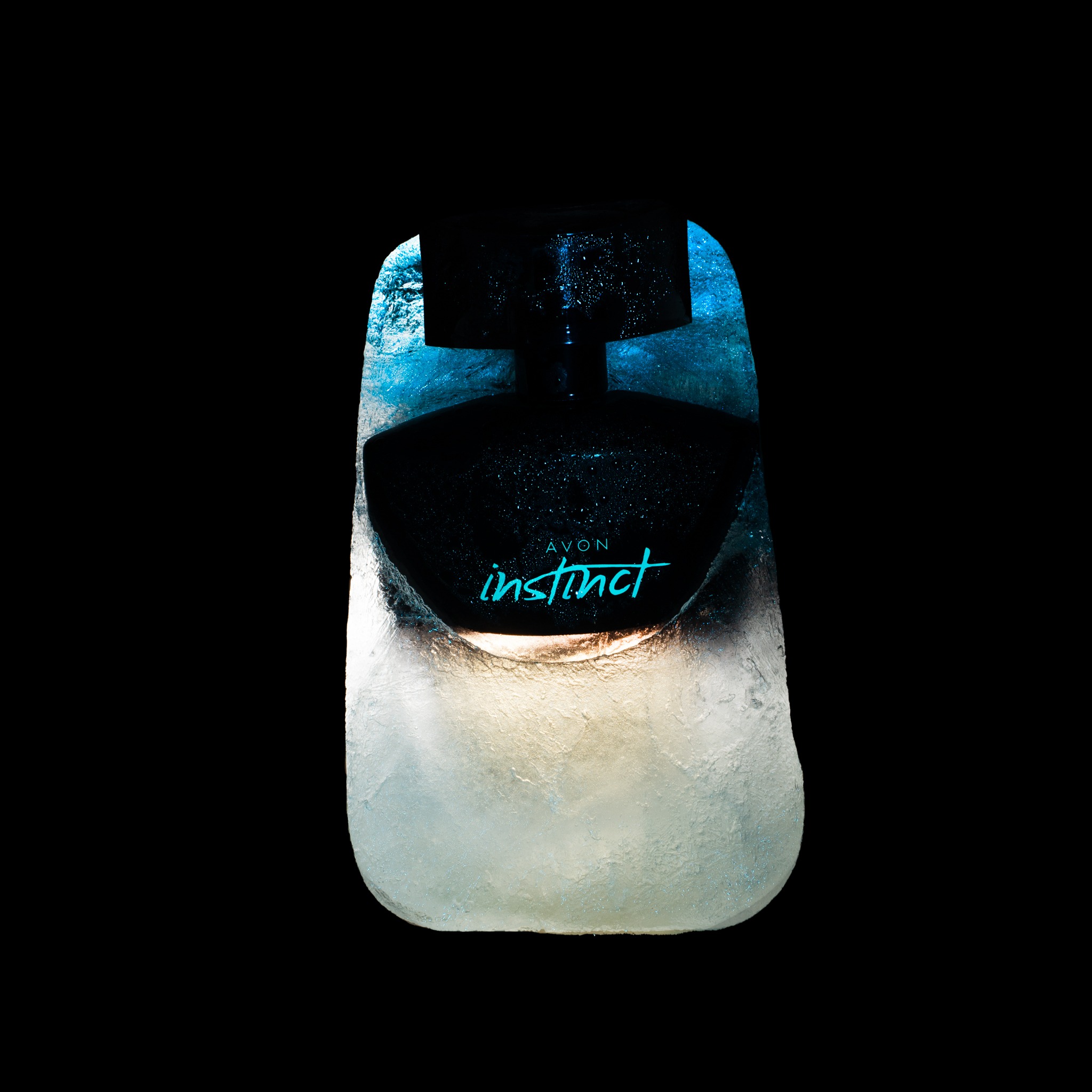 Flakon perfum Avon Instinct otoczony lodem na czarnym tle, z efektem chłodnego oświetlenia.