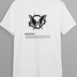 Biała koszulka z nadrukiem motyla w stylu grafiki komputerowej, z tekstem informacyjnym poniżej, na szarym tle.