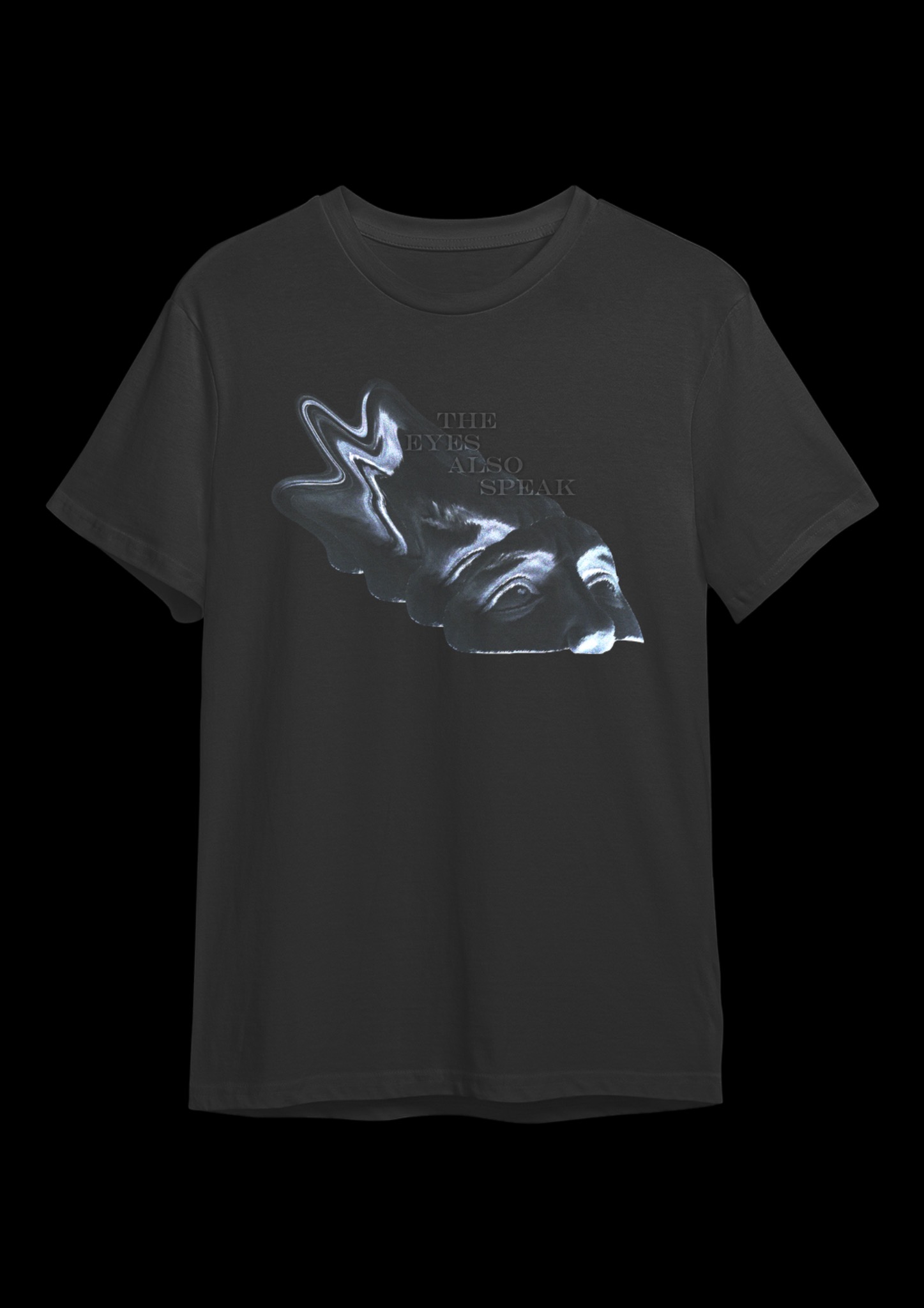 Ciemnoszary T-shirt z abstrakcyjnym, srebrzystym nadrukiem twarzy i napisem 'The Eyes Also Speak'.