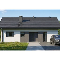 Nowoczesny dom jednorodzinny z szarą dachówką i elewacją w odcieniach bieli i szarości. Na podjeździe stoi szary samochód osobowy. Widoczne drzewa w tle.