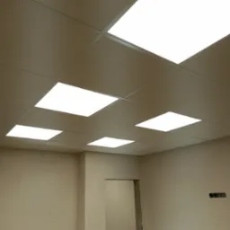 Sufit podwieszany kasetonowy z wbudowanym oświetleniem LED w jasnym biurze przed malowaniem ścian, widoczne puszki elektryczne.