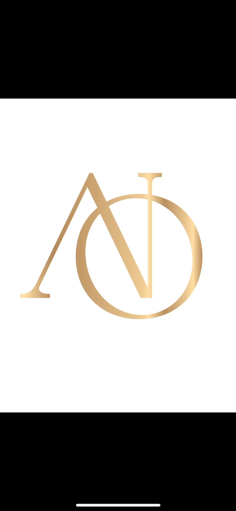 Złote logo z literami AOJ na białym tle.