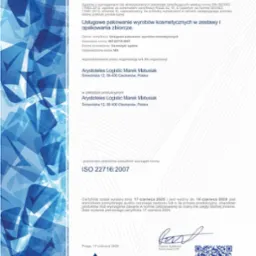 Certyfikat ISO 22716:2007 dla usługowego pakowania wyrobów kosmetycznych w zestawy i opakowania zbiorcze, wydany 17 czerwca 2025, z podpisem i kodem QR.