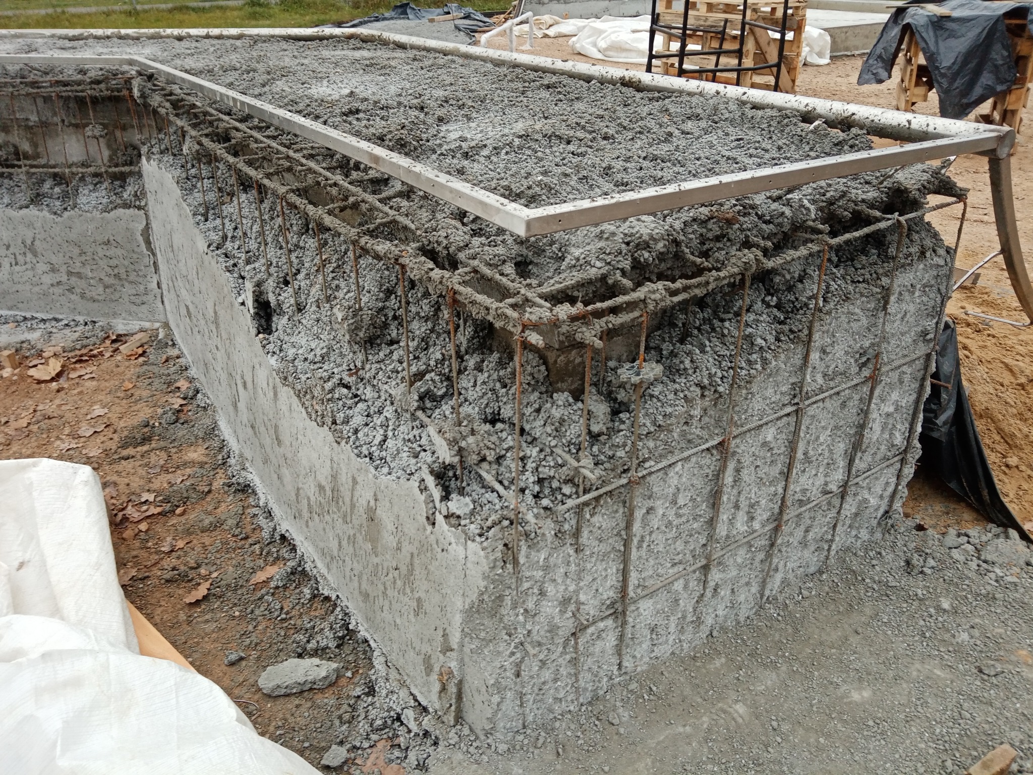 Praca wykonana jako ponowna na tym samym projekcie po innej firmie. Było wyburzenie i stawianie budynku od podstaw.