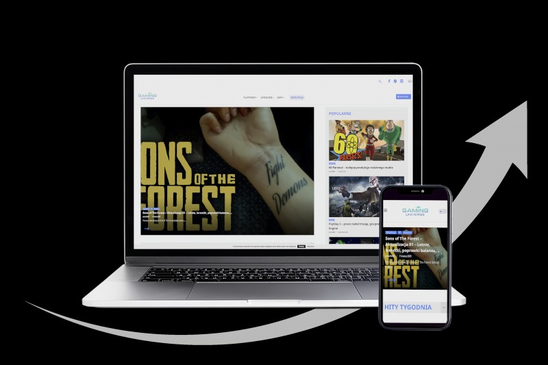 Laptop i smartfon wyświetlają stronę internetową o tematyce gamingowej z artykułem o grze 'Sons of the Forest', na ekranie laptopa widoczny fragment ramienia z tatuażem 'Fight Demons', całość...