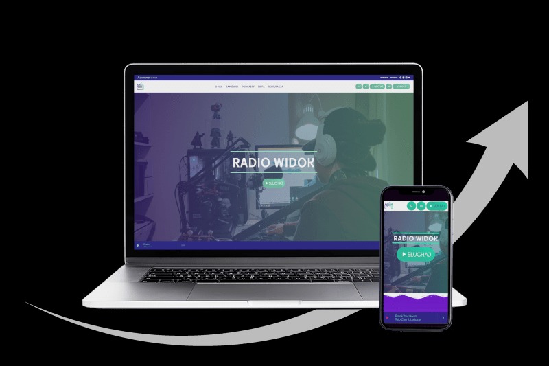 Prezentacja strony internetowej i aplikacji mobilnej 'Radio Widok' na laptopie i smartfonie, zrealizowana przez firmę z Krzyżowej. Strzałka w tle sugeruje wzrost popularności.